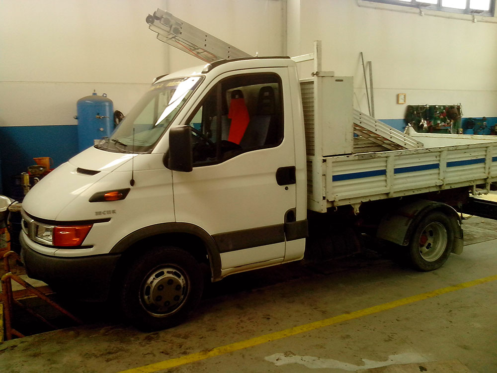 Iveco 35 C11K con ribaltabile